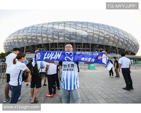 大连海边足球激情四溢球迷欢聚一堂共庆绿茵盛宴 大连海边足球激情四溢球迷欢聚一堂共庆绿茵盛宴